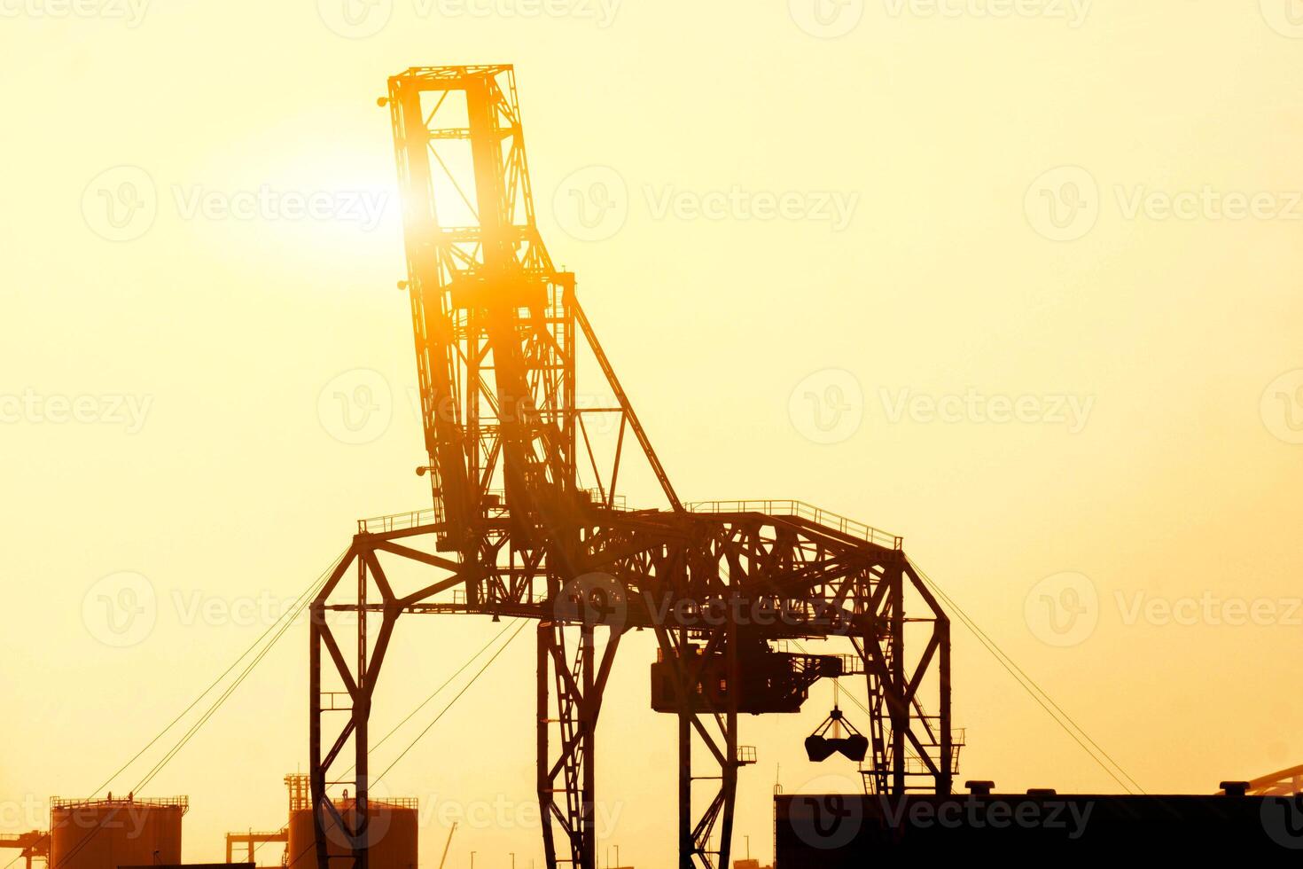 de cerca y silueta de envase grua son cargando contenedores desde carga Embarcacion a Osaka Puerto en noche con puesta de sol color tono y Dom llamarada antecedentes. foto