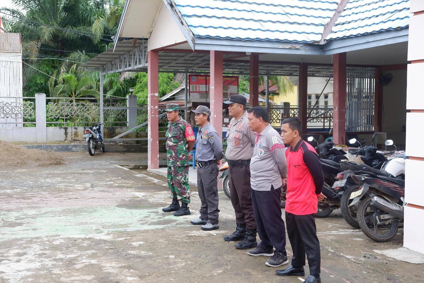 Kuaro Kalimantan Timur, Indonesia 18 January 2024. several linmas people are being trained by the Indonesian military photo