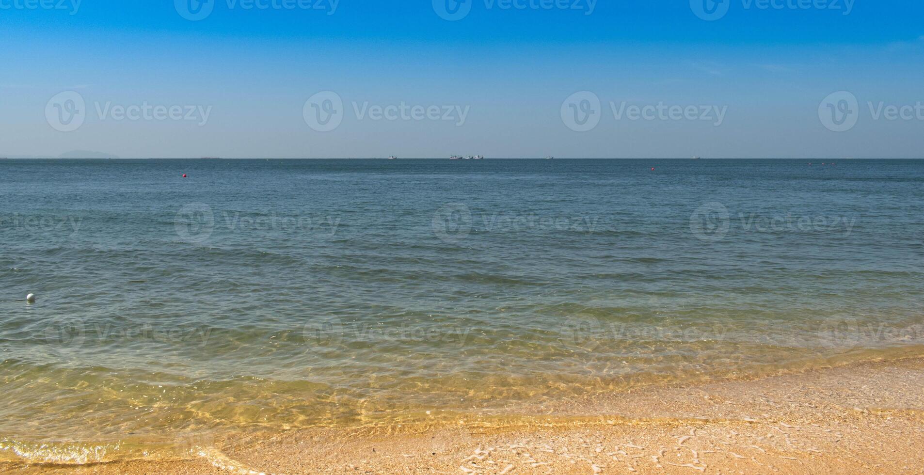 playa en el báltico mar en Polonia. panorámico vista. orzuelo minamal, paisaje de playa y tropical cielo foto