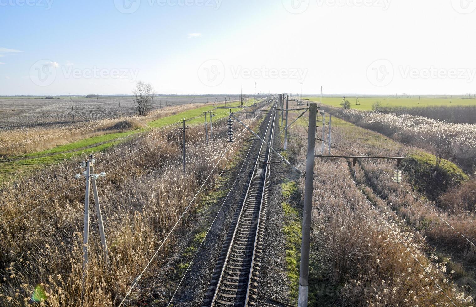 trama ferrocarril. parte superior ver en el rieles Alto voltaje poder líneas para eléctrico trenes foto