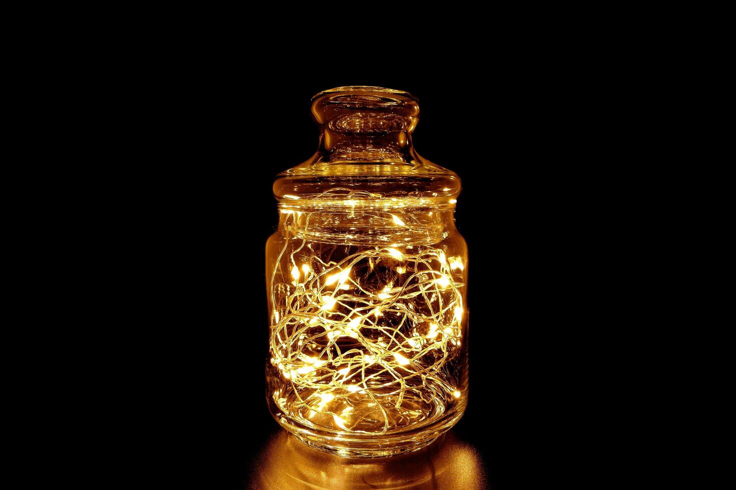 hada ligero en un vaso tarro con de madera tapa, en el oscuro. Clave baja fotografía. foto