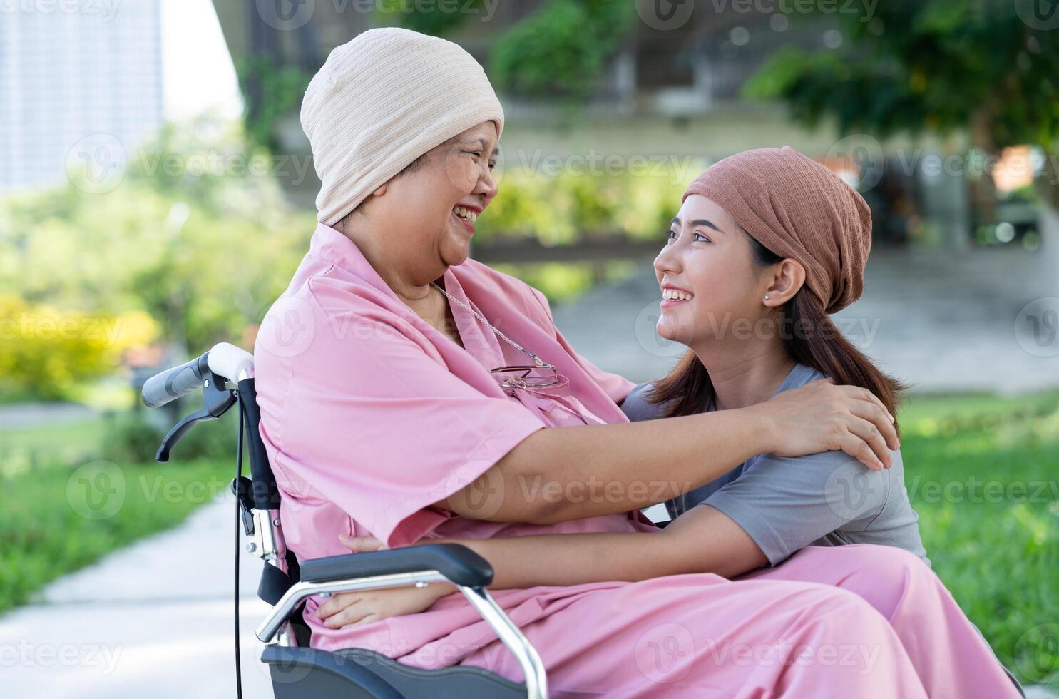 asiático Cuidado cuidador o enfermero y mujer con cáncer es sentado en un silla de ruedas. en el jardín. concepto de contento Jubilación con cuidado desde un cuidador y ahorros y mayor salud seguro. foto