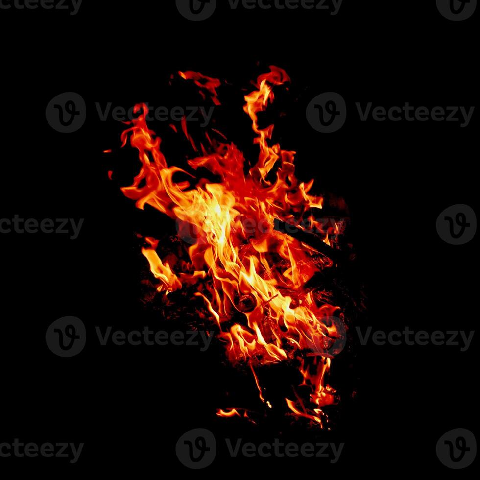 fuego de fuego ardiente aislado en oscuro antecedentes para gráfico diseño propósito foto