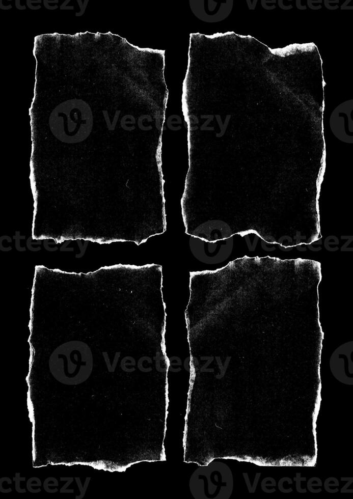 antiguo negro vacío Envejecido dañado papel cartulina foto tarjeta aislado en negro. real trama de semitonos escanear. doblada bordes áspero grunge desgastado rayado Rasgado rasgado textura. afligido cubrir superficie