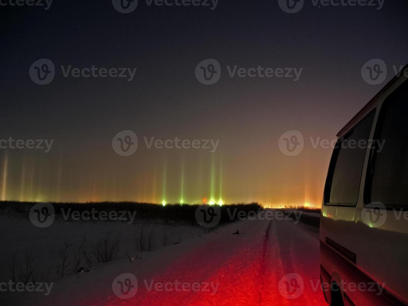 tipo de luces salejard desde el ventana de un microbús. ruta de un lado a otro foto