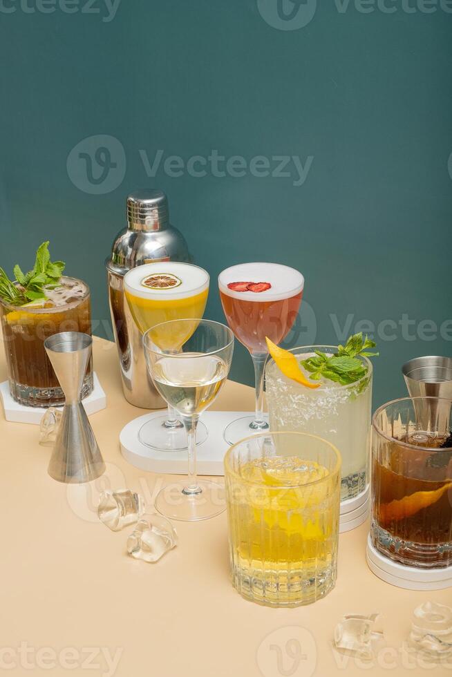 composición con alcohólico cócteles y bar herramientas en podios en de colores antecedentes. foto