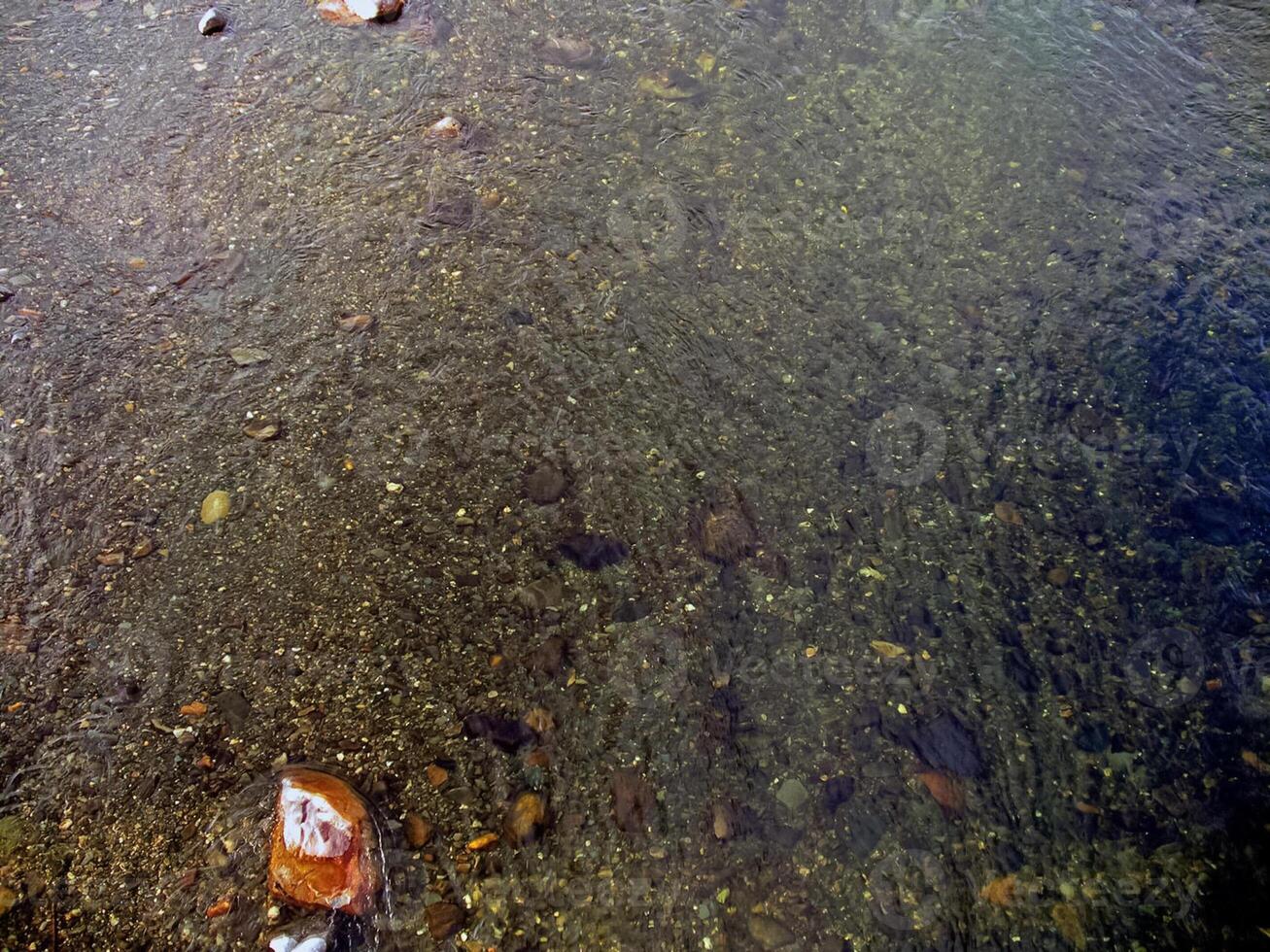 corrientes de agua en un pequeño río. el fluir de agua. foto