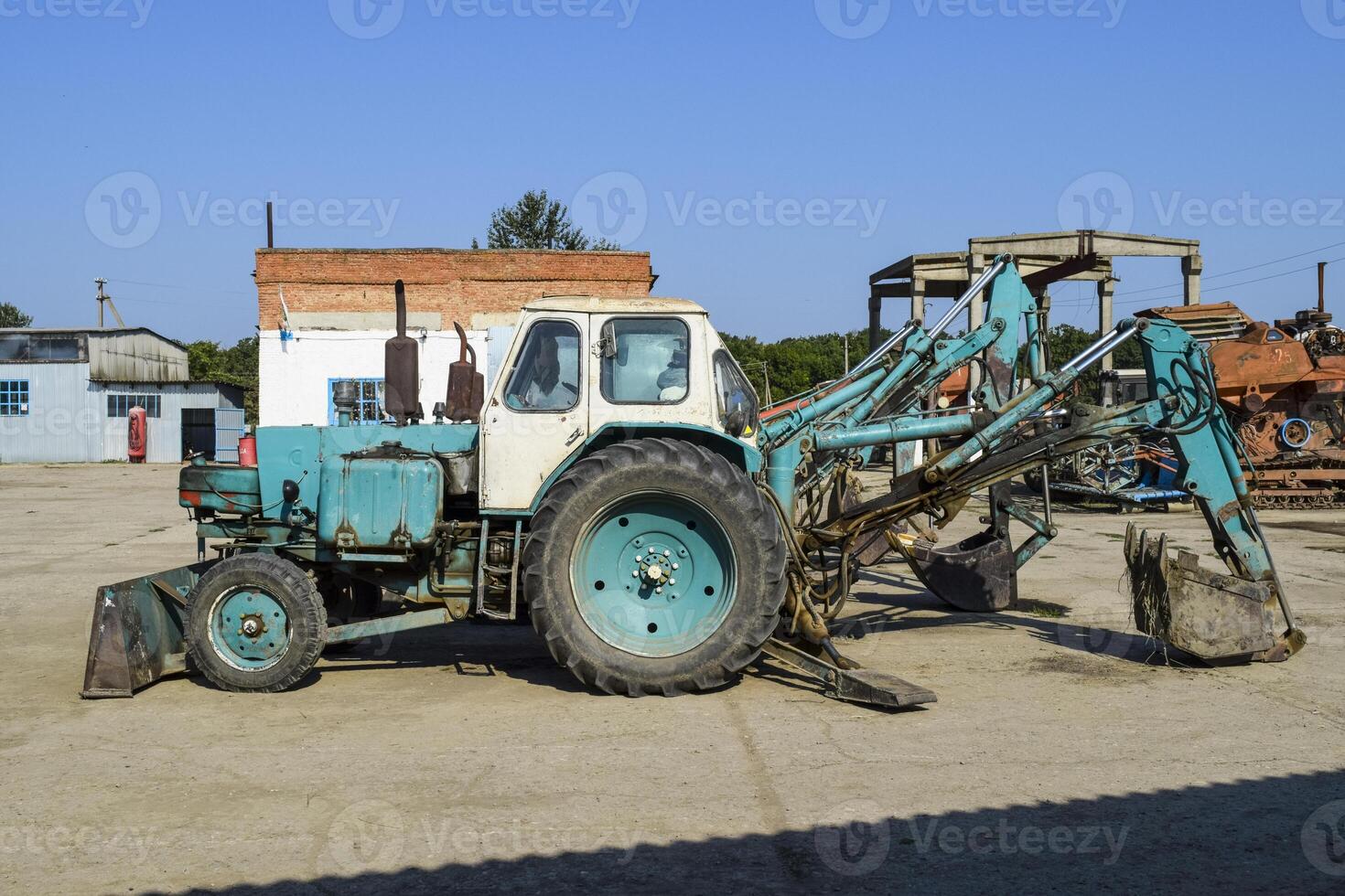 tractor con un Cubeta para excavación suelo. excavadora y calificador. foto