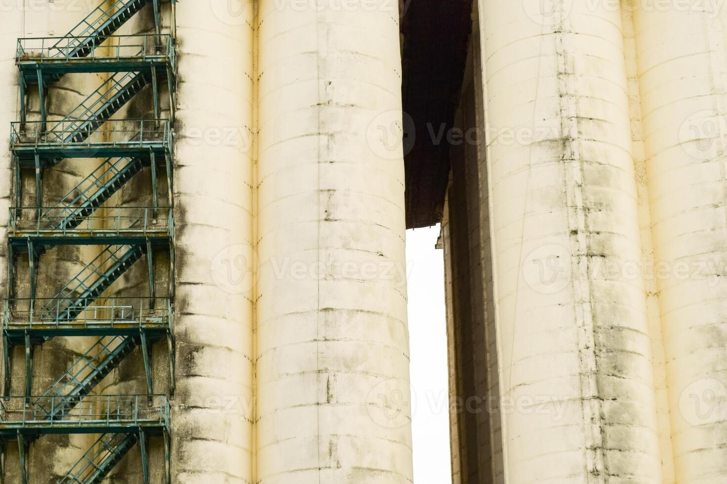 Building for storing and drying grain photo