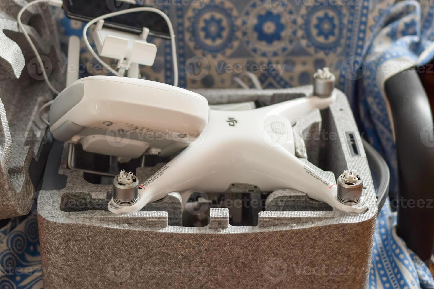 Quadrocopters DJI Phantom 4 in its own carrying case open photo