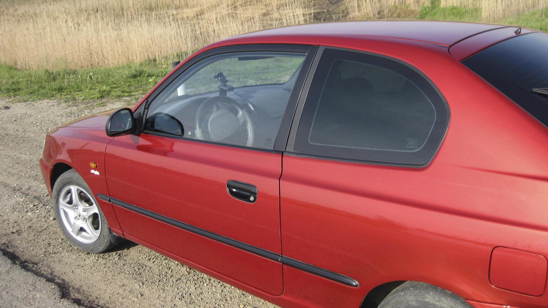 coche Hyundai acento de el 2do Generacion en actuación de un tres puertas cupé. tres cilindros diesel motor. foto