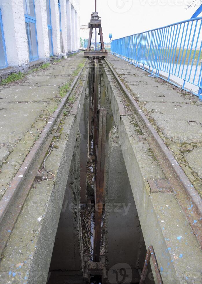 espacio bloquear agua bombeo estación. bloquear pernos hidráulico construcción. foto