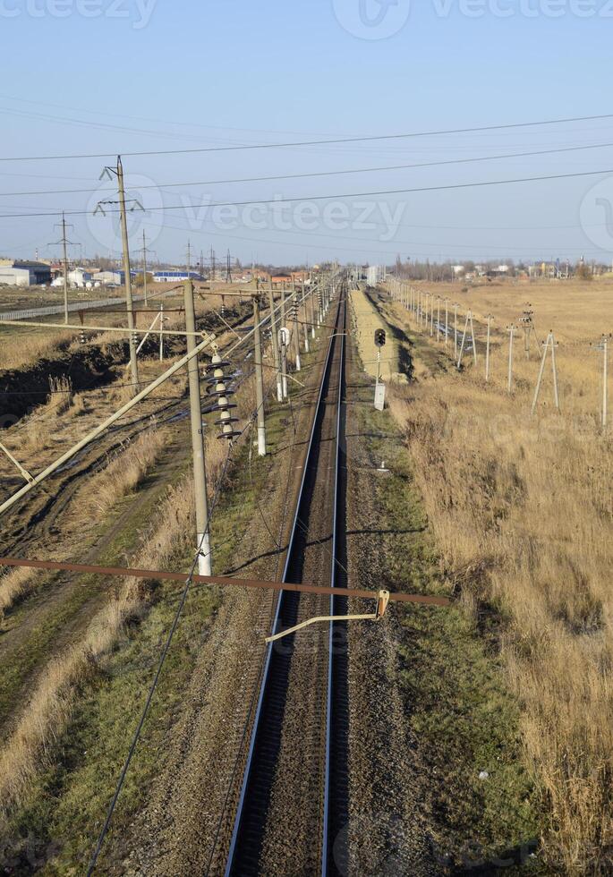 trama ferrocarril. parte superior ver en el rieles Alto voltaje poder líneas para eléctrico trenes foto