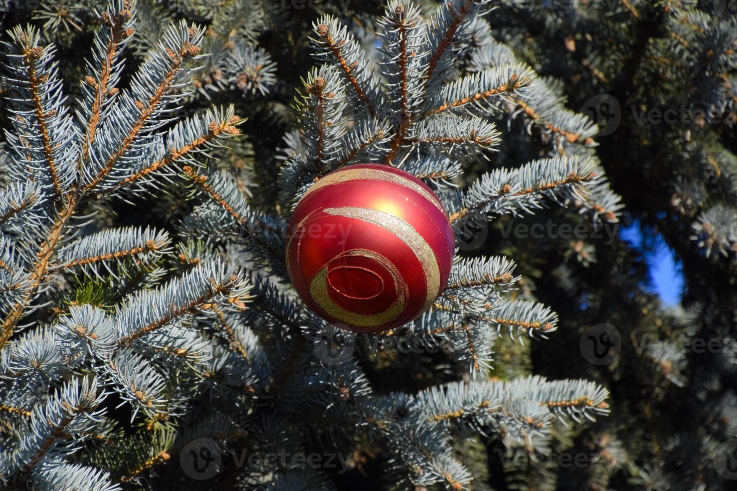 decoraciones nuevo año árbol. oropel y juguetes, pelotas y otro decoraciones en el Navidad Navidad árbol en pie en el abierto aire. foto