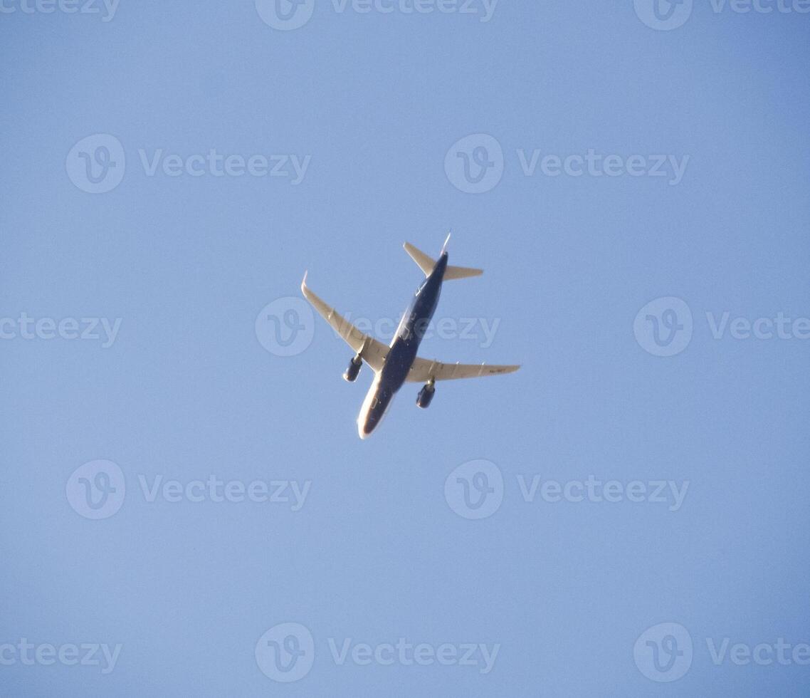 pasajero aeronave en el cielo a bajo altitud moscas a el aeropuerto a tierra. foto