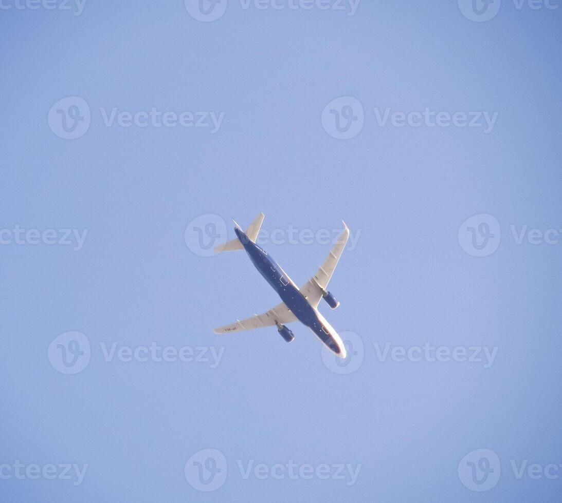 pasajero aeronave en el cielo a bajo altitud moscas a el aeropuerto a tierra. foto
