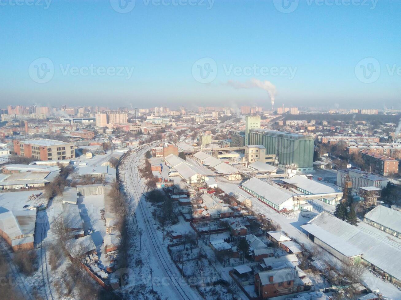 invierno ciudad. escarchado soleado día en el ciudad. nieve en el calles y fumar desde el caldera se eleva escarcha y sol, un maravilloso día foto