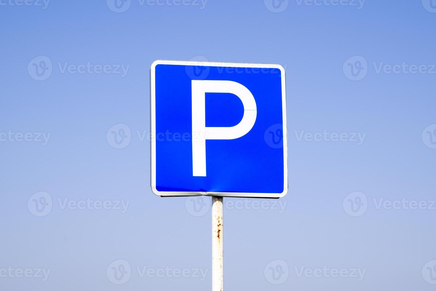 Road sign parking. Sign on a blue sky background. photo
