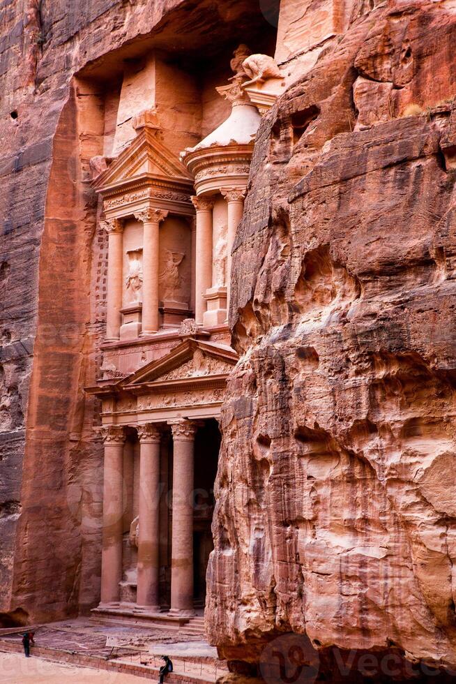 belleza de rocas y antiguo arquitectura en petra, Jordán. antiguo templo en petra, Jordán. foto