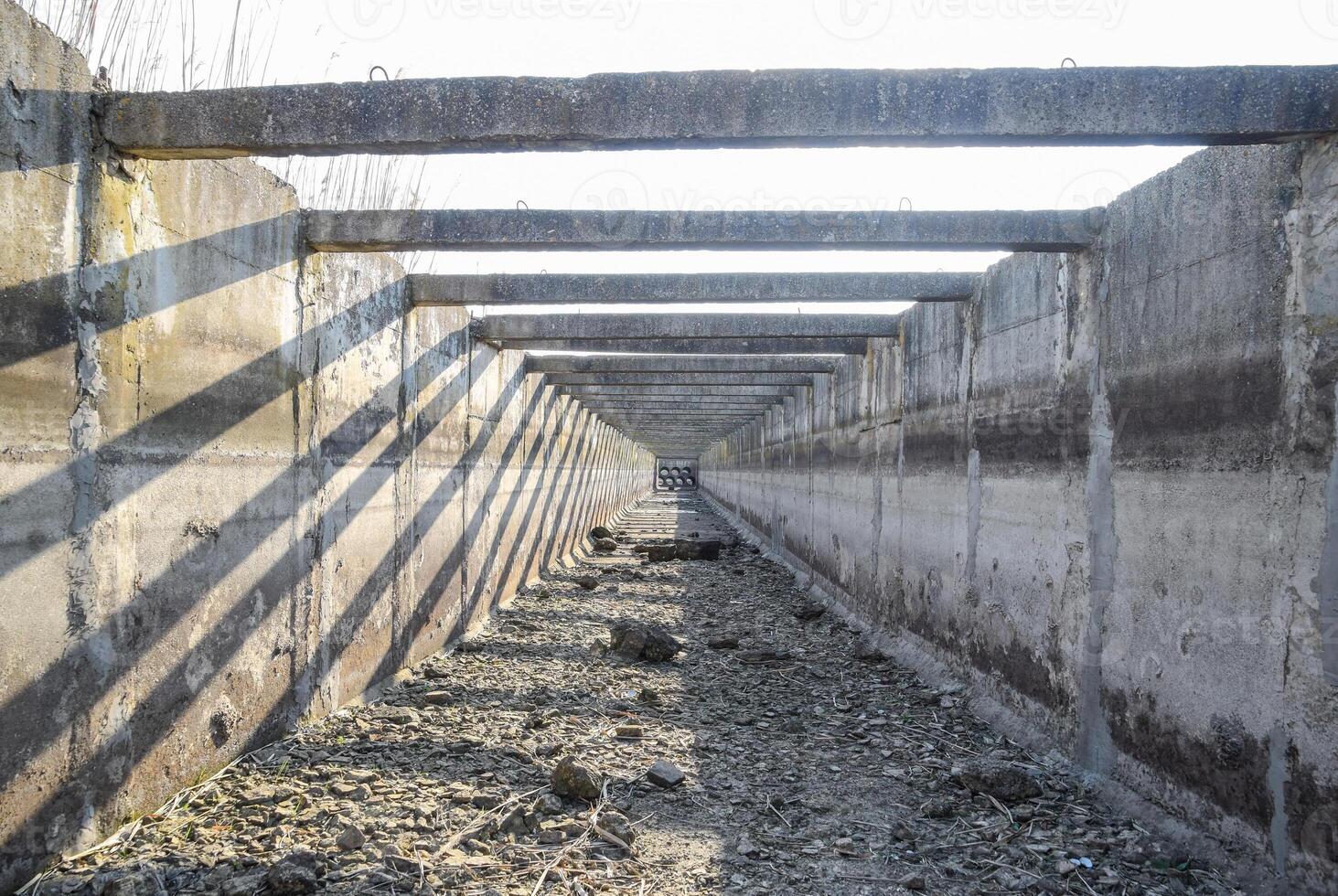 dentro ver de el irrigación artificial hormigón canal. foto