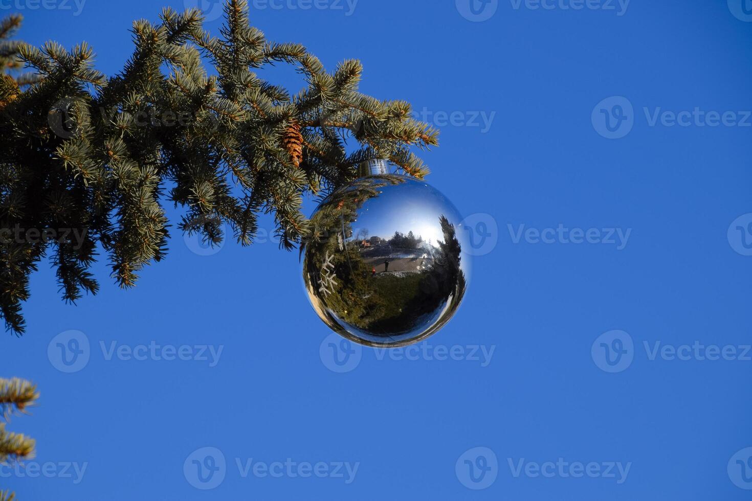 decoraciones nuevo año árbol. oropel y juguetes, pelotas y otro decoraciones en el Navidad Navidad árbol en pie en el abierto aire. foto