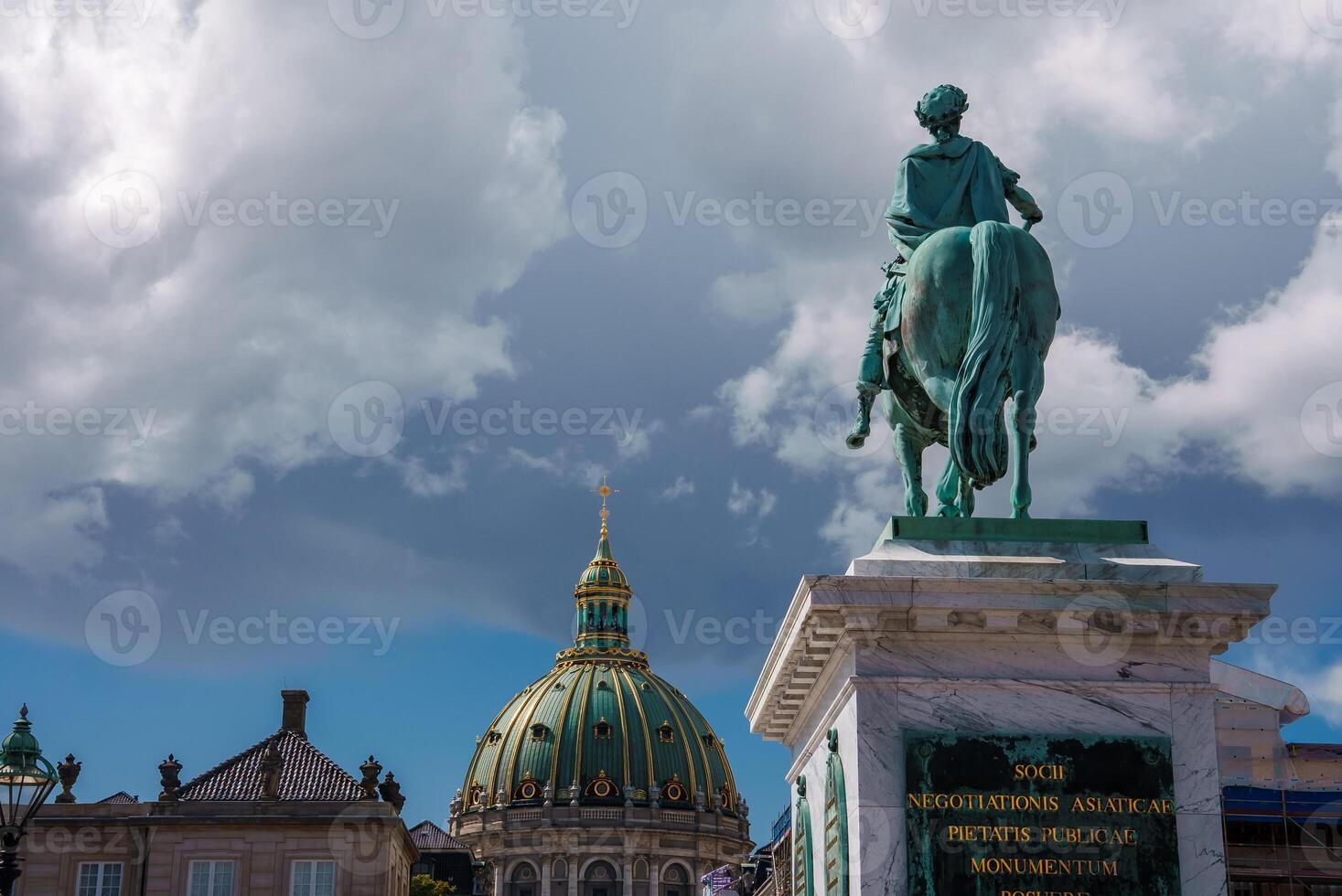 histórico ecuestre estatua, mármol Iglesia Hazme en Copenhague, Dinamarca foto