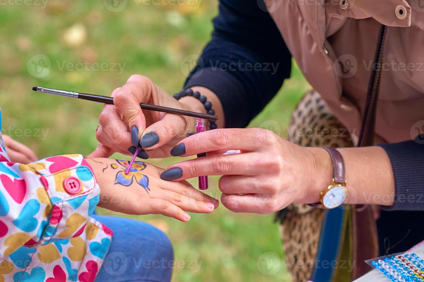 el artista sorteos un vistoso mariposa en un niño mano foto