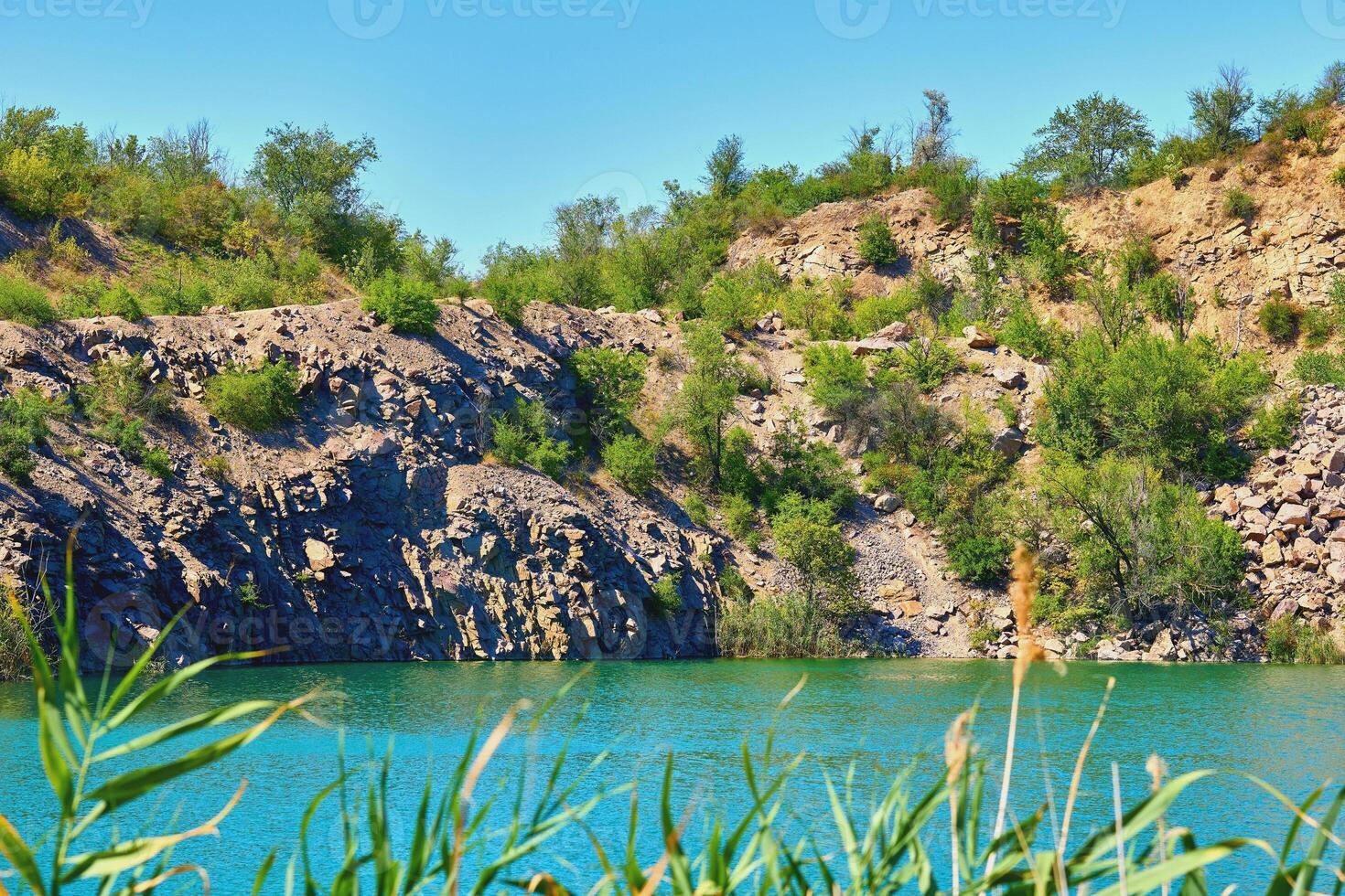 antiguo abandonado cantera lago lleno con Esmeralda agua con radón foto