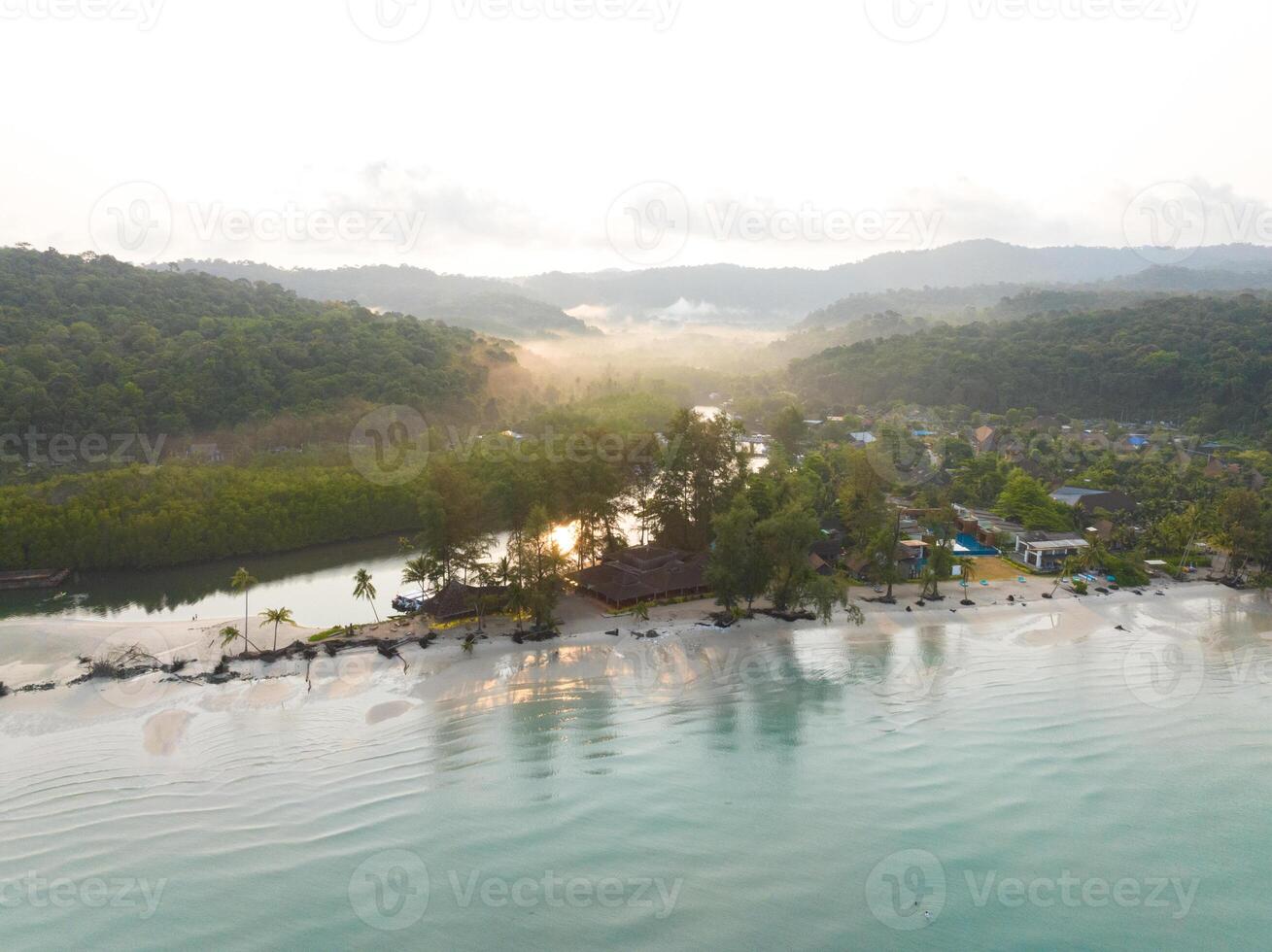 un aéreo ver de un playa y boscoso zona foto