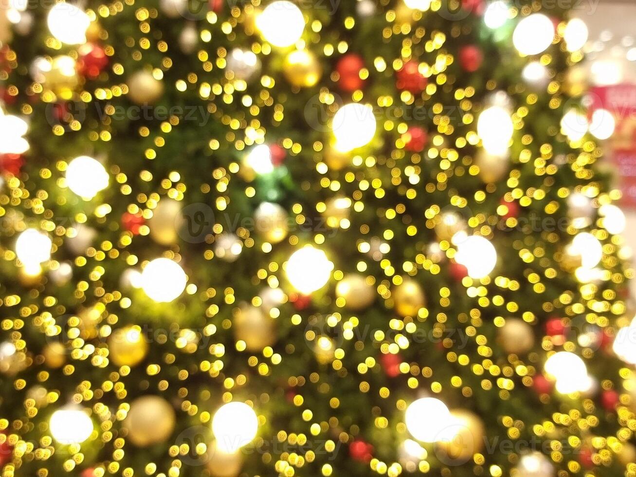 decoración Navidad árbol resumen bokeh difuminar ligero circulo rojo naranja y blanco brillante llamarada modelo negro antecedentes foto
