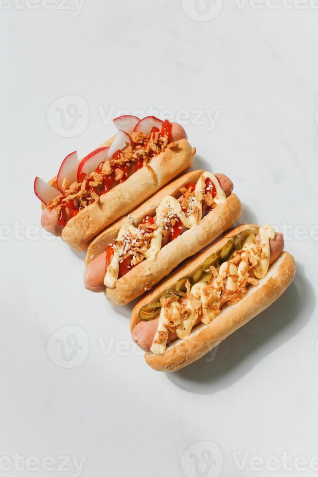 caliente perros con salchicha y salsa de tomate en un blanco fondo, parte superior ver foto