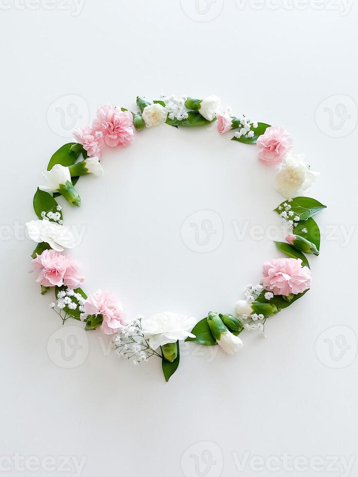redondo marco de rosado y blanco claveles, hojas foto