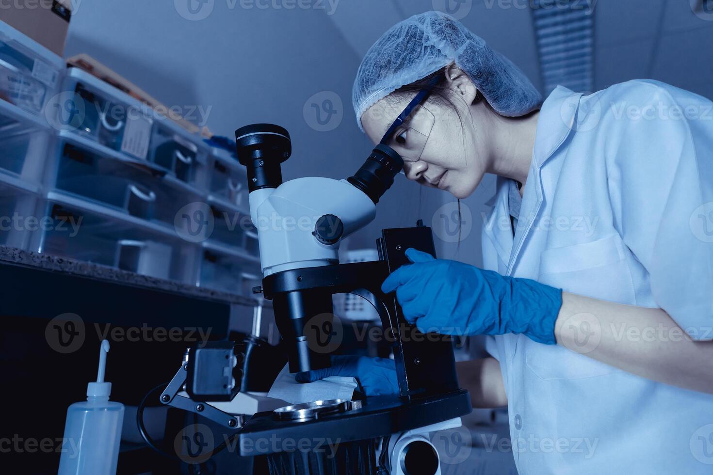 asiático científico trabajando en el laboratorio,investigadores son investigación a encontrar el resultados de el experimento, doctores son pruebas sangres a evitar y destruir nuevo son de el coronavirus mediante microscopía. foto