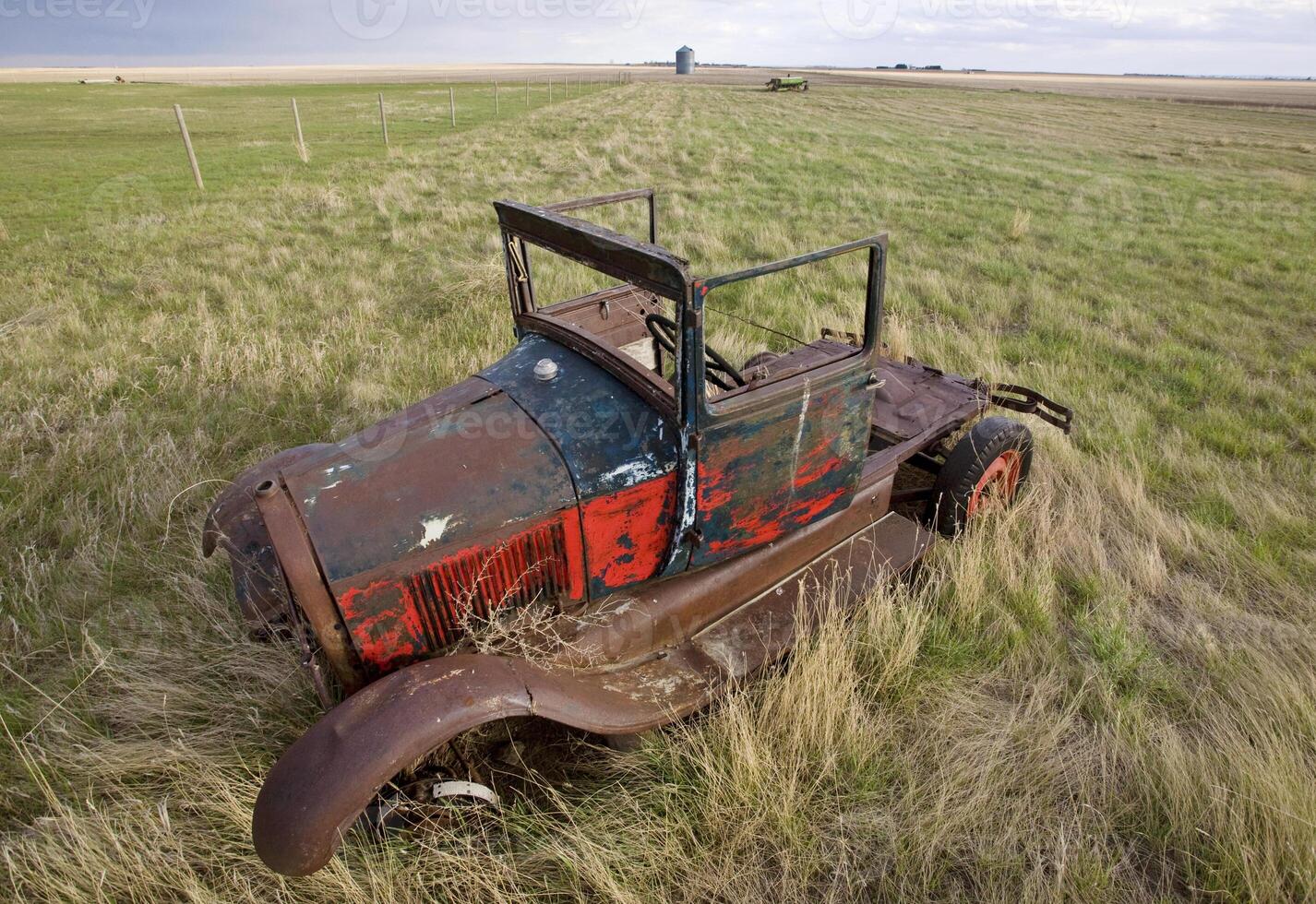 coche antiguo antiguo en el campo foto