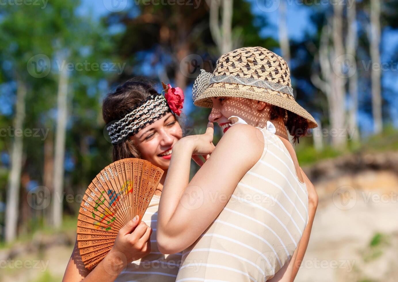 dos joven mujer en retro trajes de baño por el mar foto