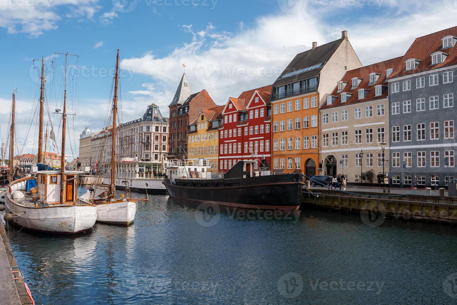 brillante soleado día a nyhavn canal presentando vistoso casas adosadas, Copenhague foto