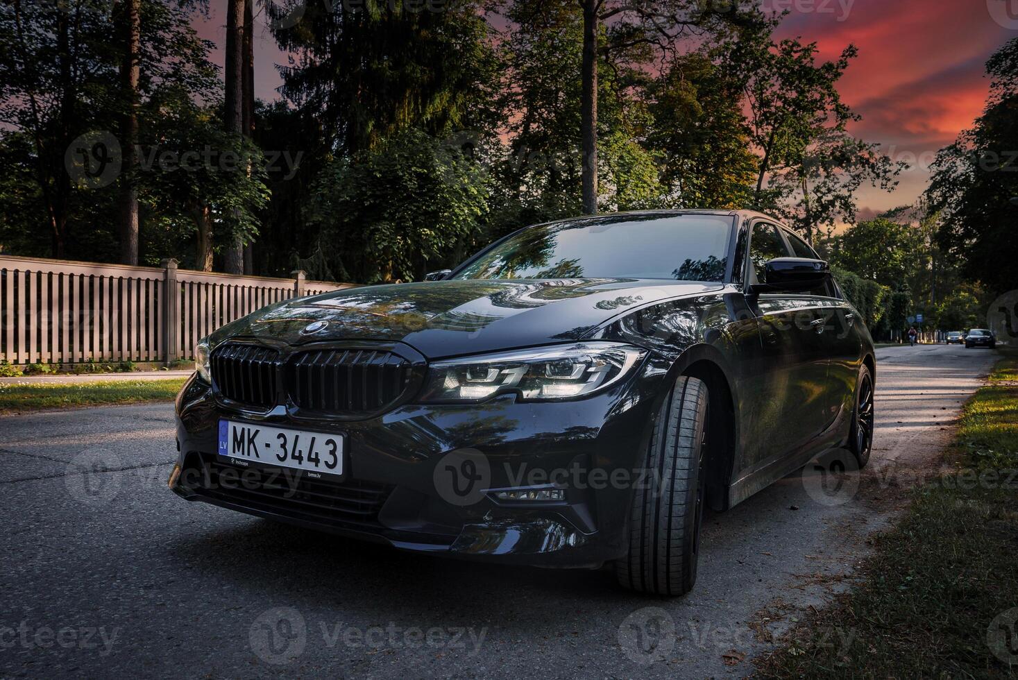 BMW 320 g20 estacionado en el calle de letonia foto