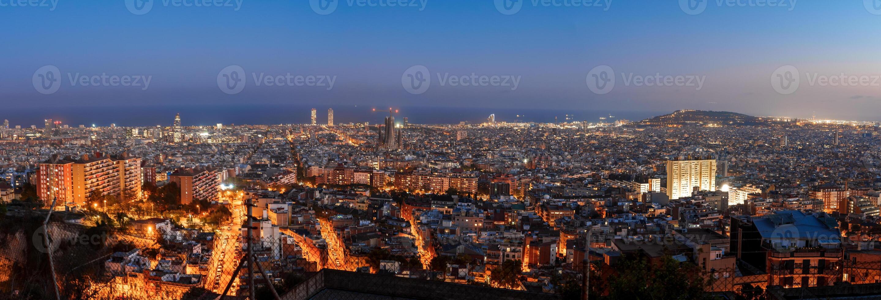 Barcelona crepúsculo panorama con sagrada familia y costero ver foto