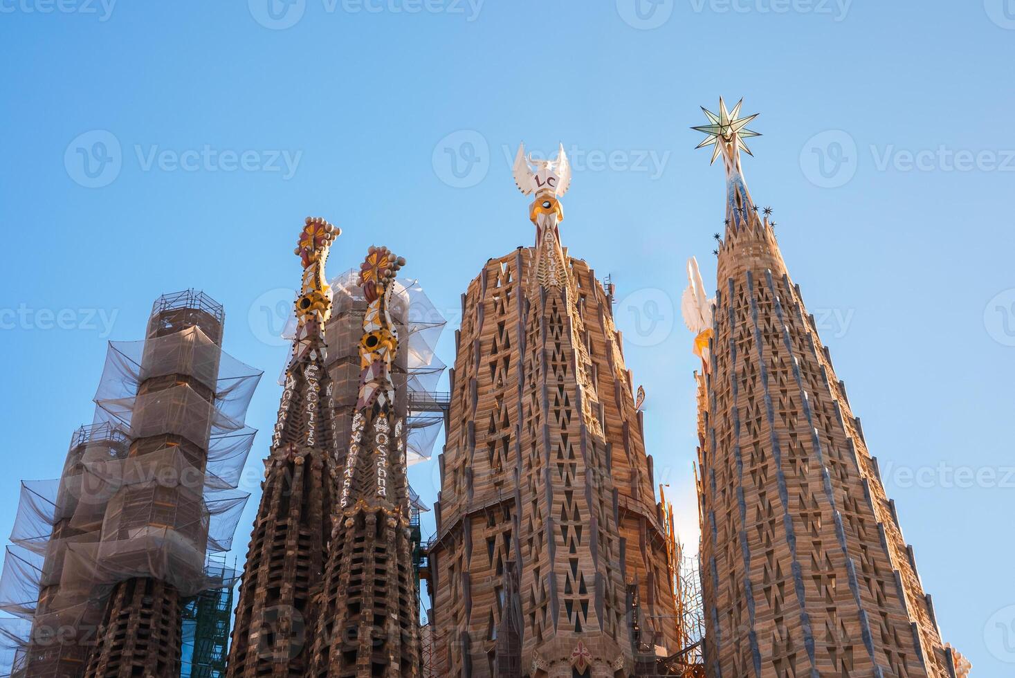 sagrada familiares agujas y esculturas brillar, Barcelona en un claro día foto