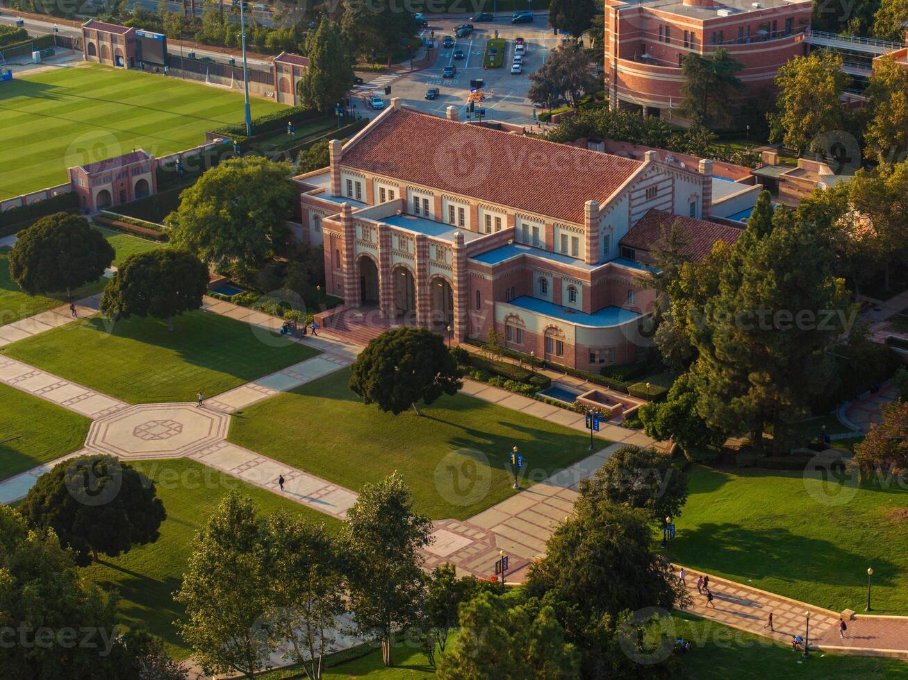 aéreo ver de tradicional Universidad instalaciones con ladrillo rojo edificios y verde céspedes a puesta de sol foto