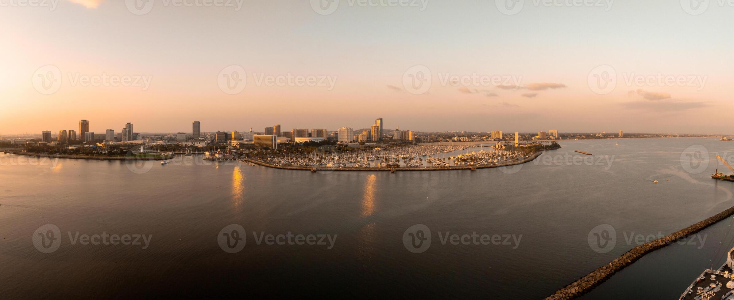 aéreo panorámico ver de el largo playa línea costera, puerto, horizonte y centro de deportes acuáticos foto