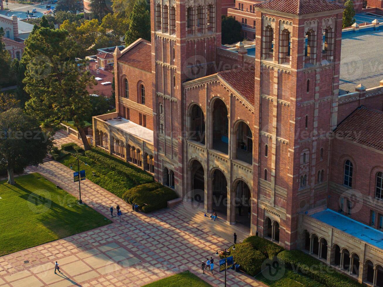 aéreo ver de Royce salón a ucla con gótico renacimiento arquitectura en soleado clima foto