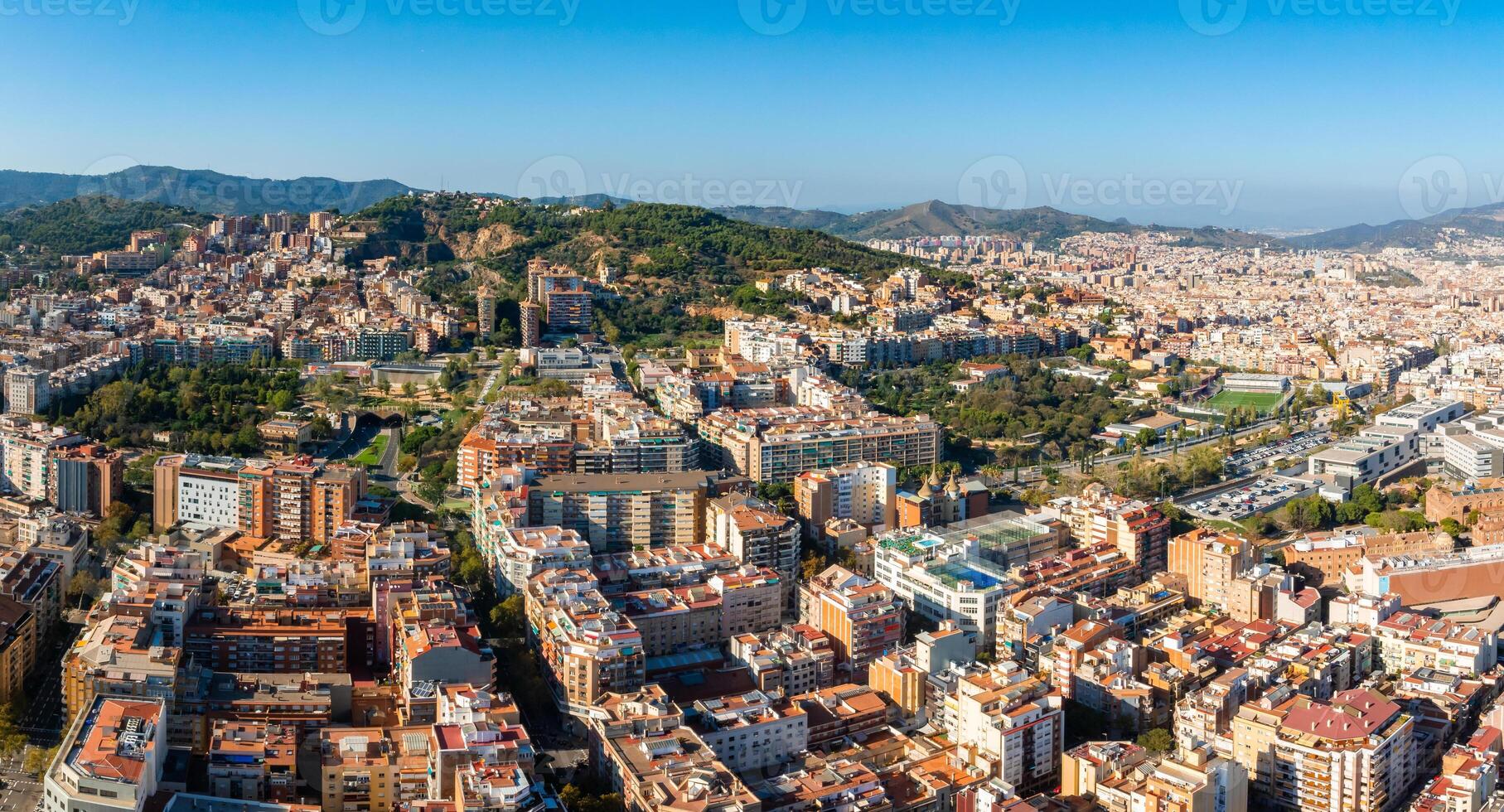 aéreo ver de Barcelona ciudad horizonte a puesta de sol. foto