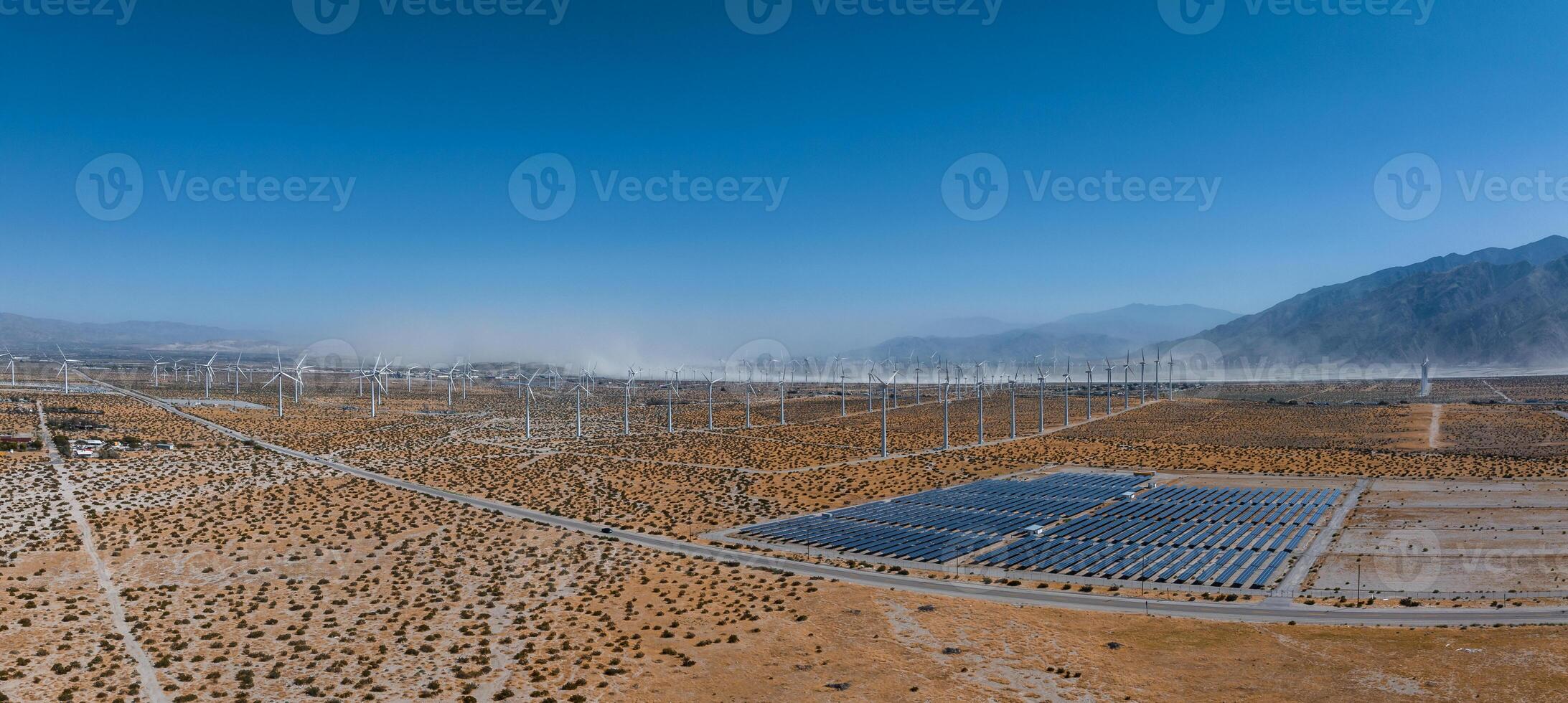 renovable energía paisaje viento turbinas en medio de montañas con polvo tormenta en árido región foto