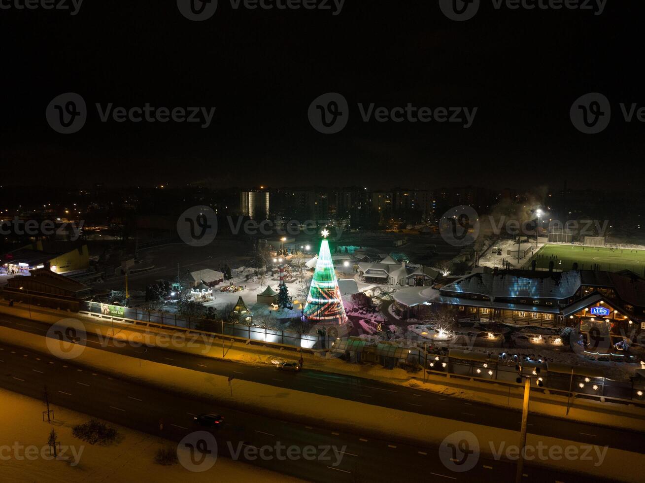 el más hermosa Navidad árbol en Europa situado en riga, Letonia foto