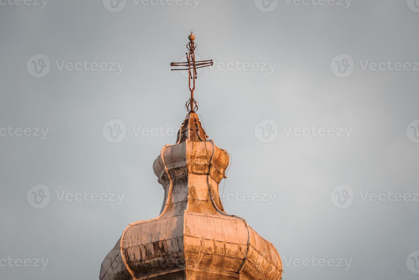 sereno Iglesia con cruzar simbolizando victoria y espiritual poder en no especificado ubicación foto