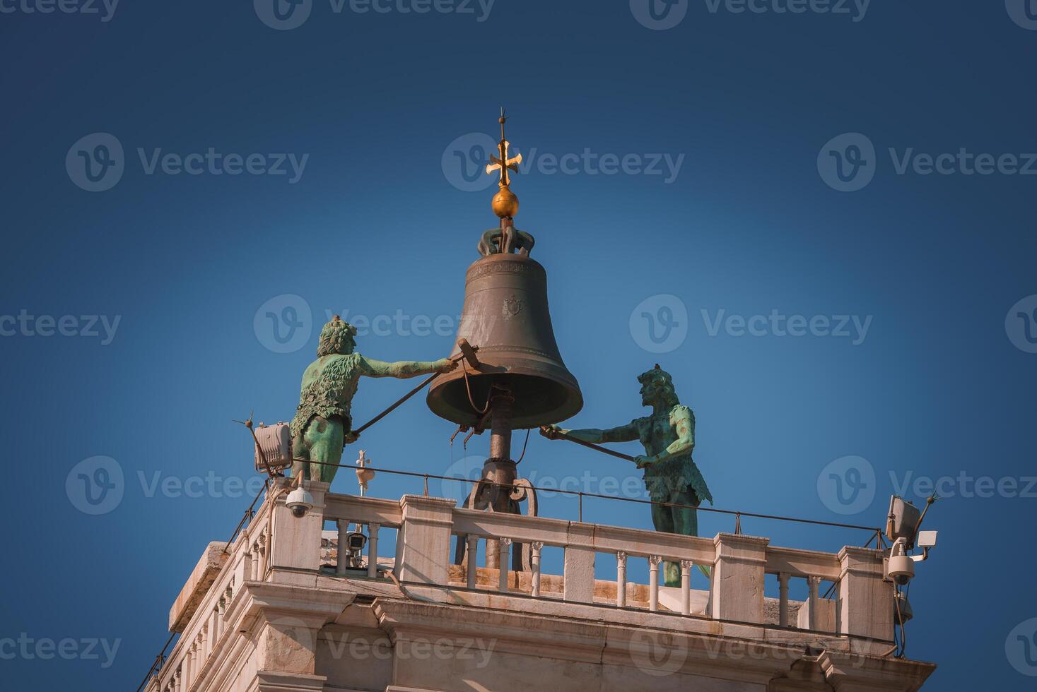 veneciano edificio con campana torre y estatuas en claro clima, Italia arquitectura fotografía foto