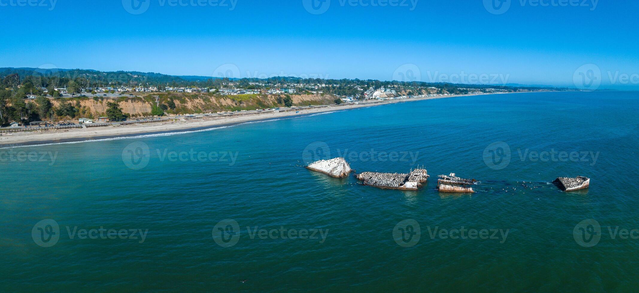 antiguo petrolero Embarcacion ruina cerca el costa de California, EE.UU. foto