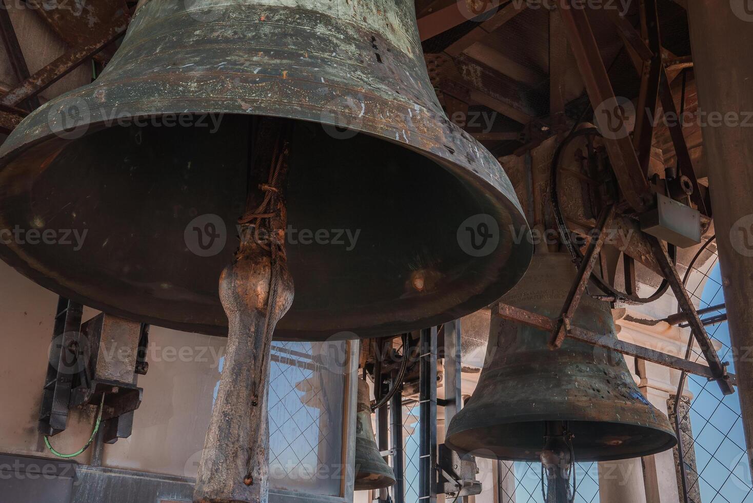 tradicional veneciano Iglesia campanas colgando en tenuemente iluminado sereno atmósfera foto