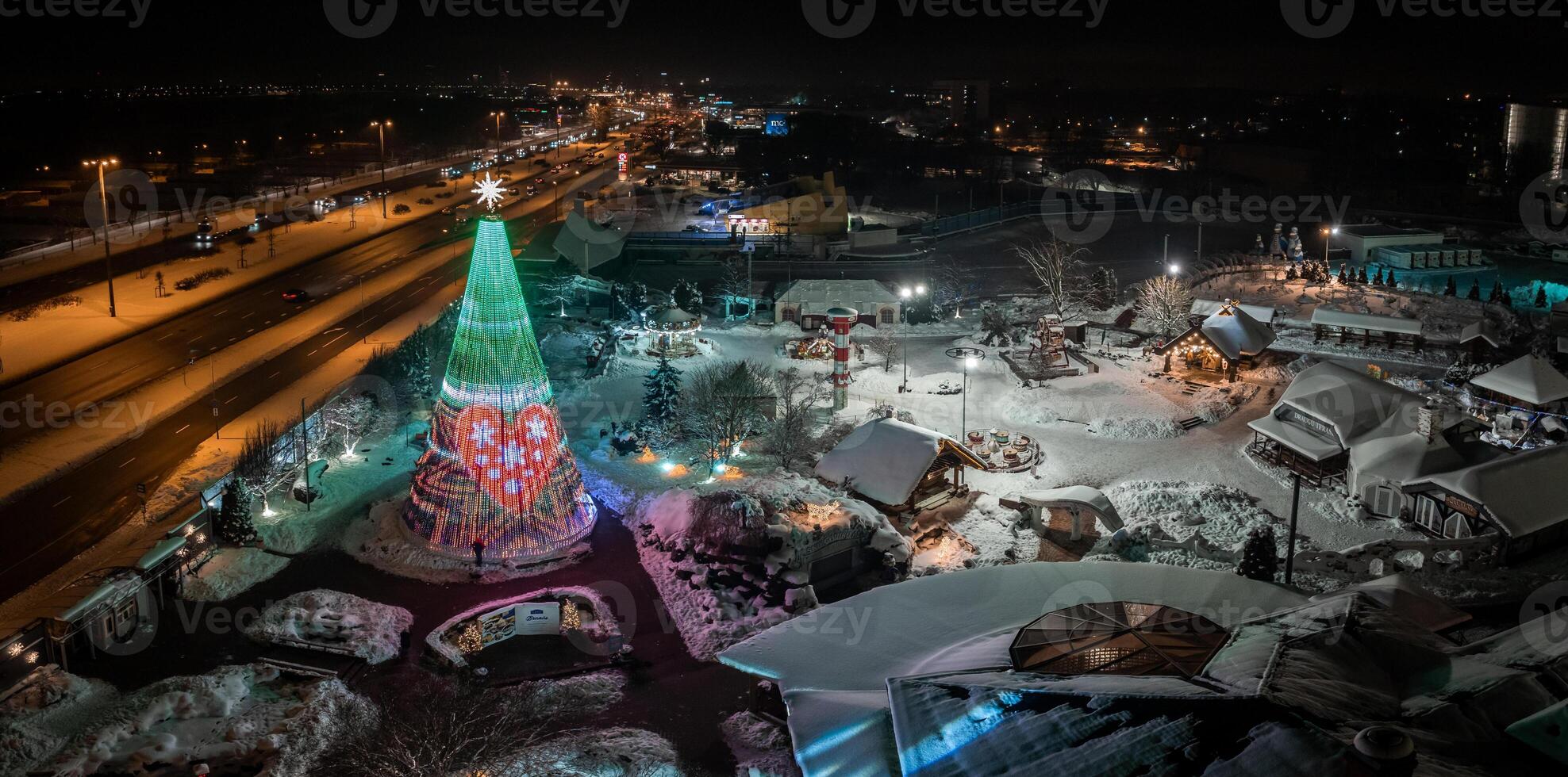 el más hermosa Navidad árbol en Europa situado en riga, Letonia foto